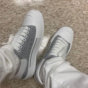 Alexander mcqueens 10.5 worn once throw a price